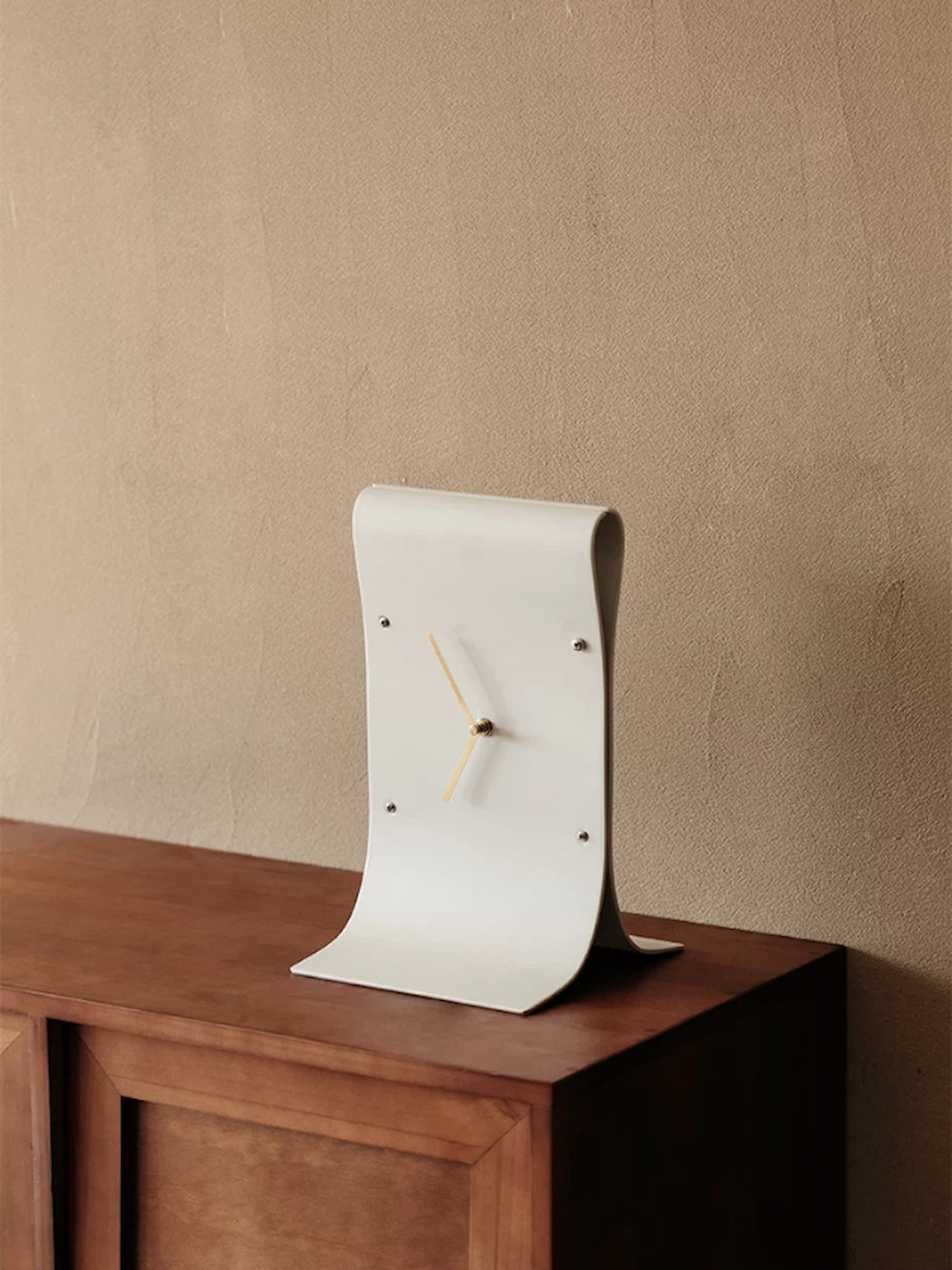 CURVED SCULPTURAL TABLE CLOCK